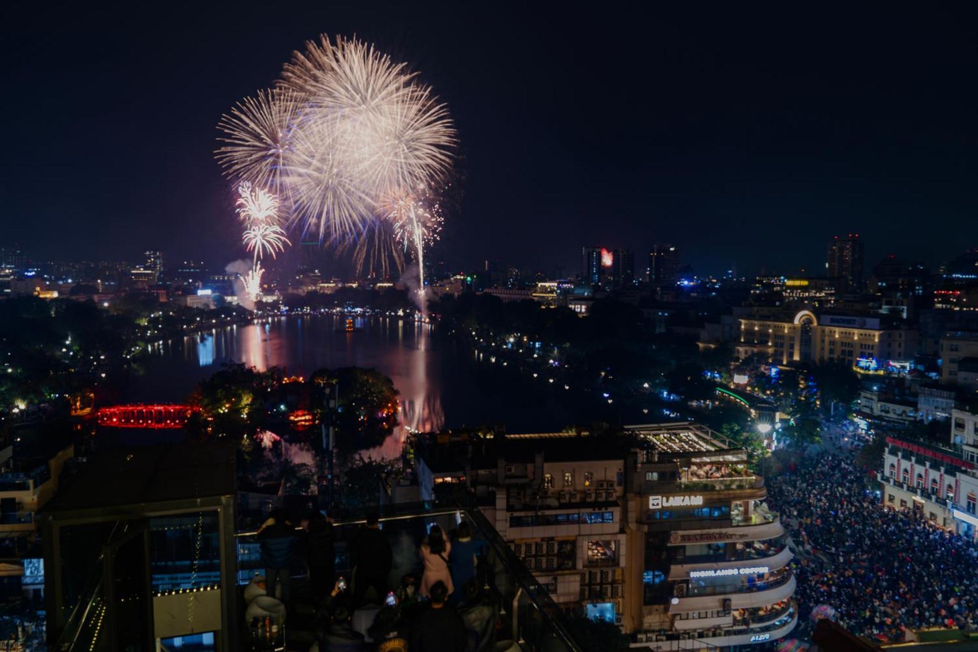 May De Ville Lakeside Hotel Hanói Exterior foto Fireworks at the Danube Festival