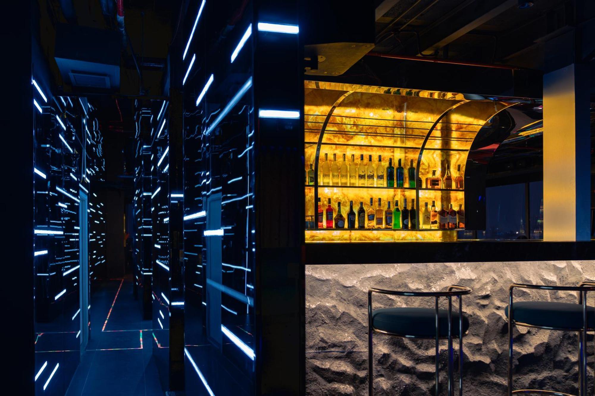 May De Ville Lakeside Hotel Hanói Exterior foto The bar at the 360° Ice Bar