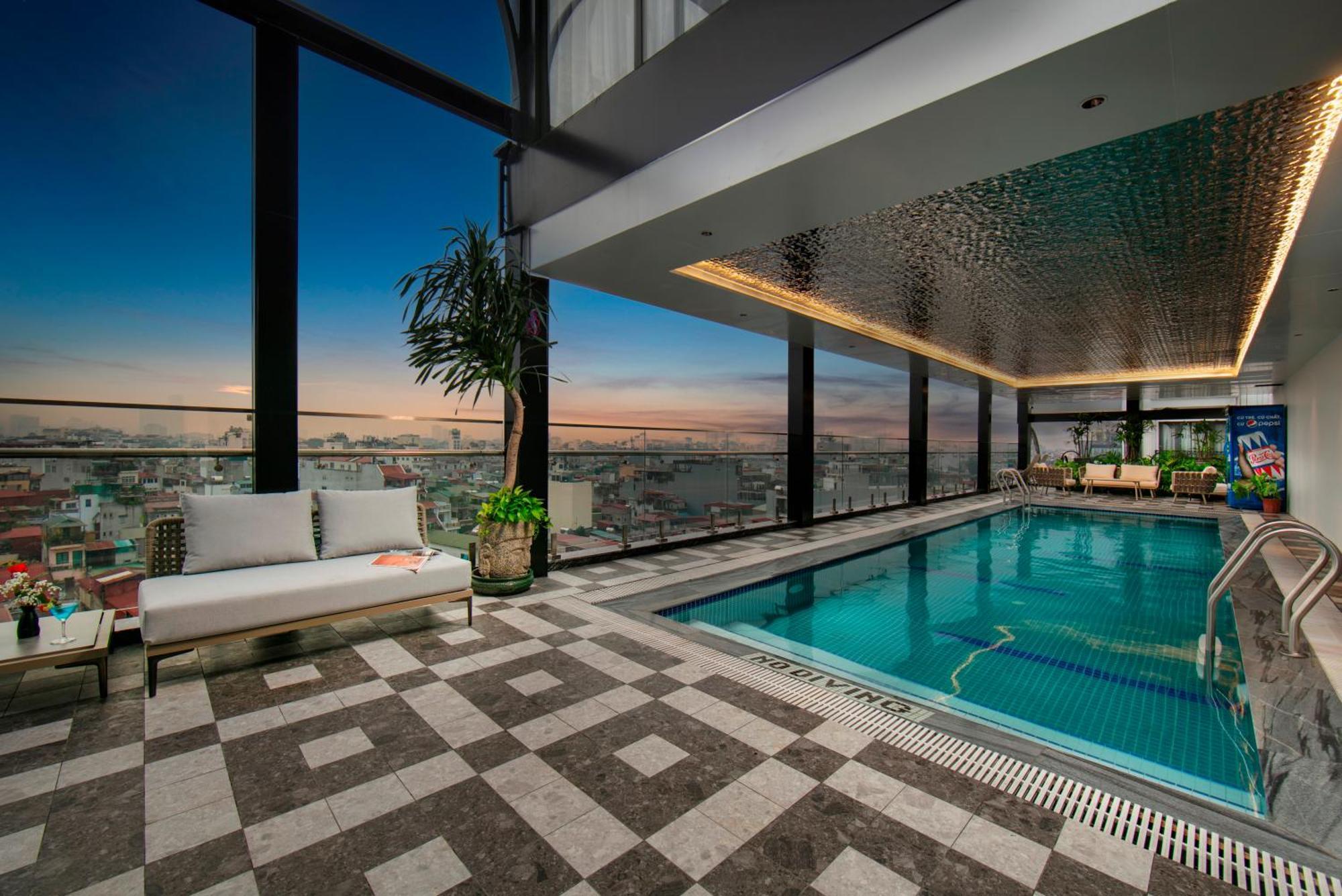 May De Ville Lakeside Hotel Hanói Exterior foto The swimming pool at the 360° Sky Lounge