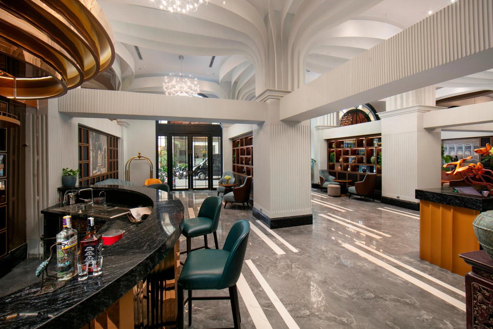 May De Ville Lakeside Hotel Hanói Exterior foto The lobby of the hotel