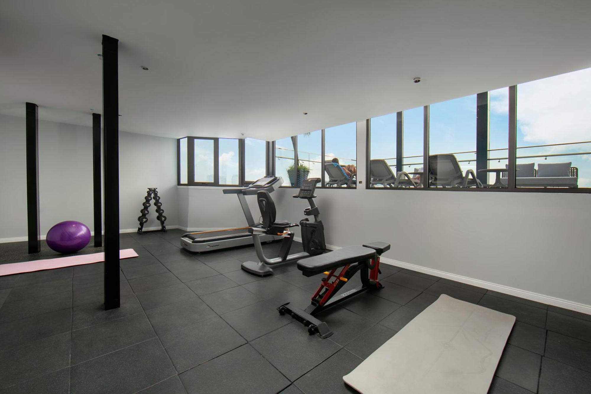 May De Ville Lakeside Hotel Hanói Exterior foto The gym at the 1001 apartment complex
