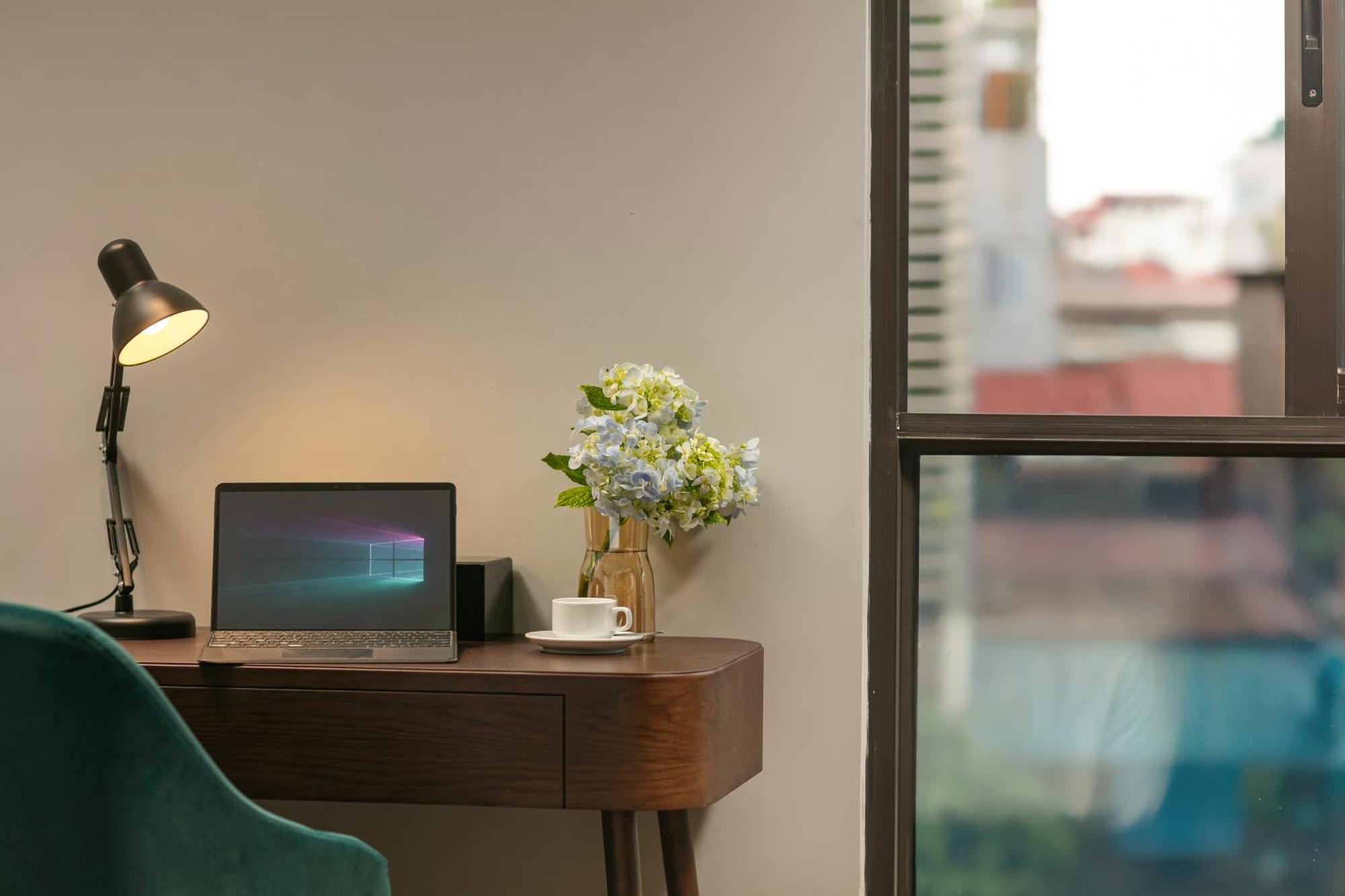 May De Ville Lakeside Hotel Hanói Exterior foto A Microsoft Surface Pro 4