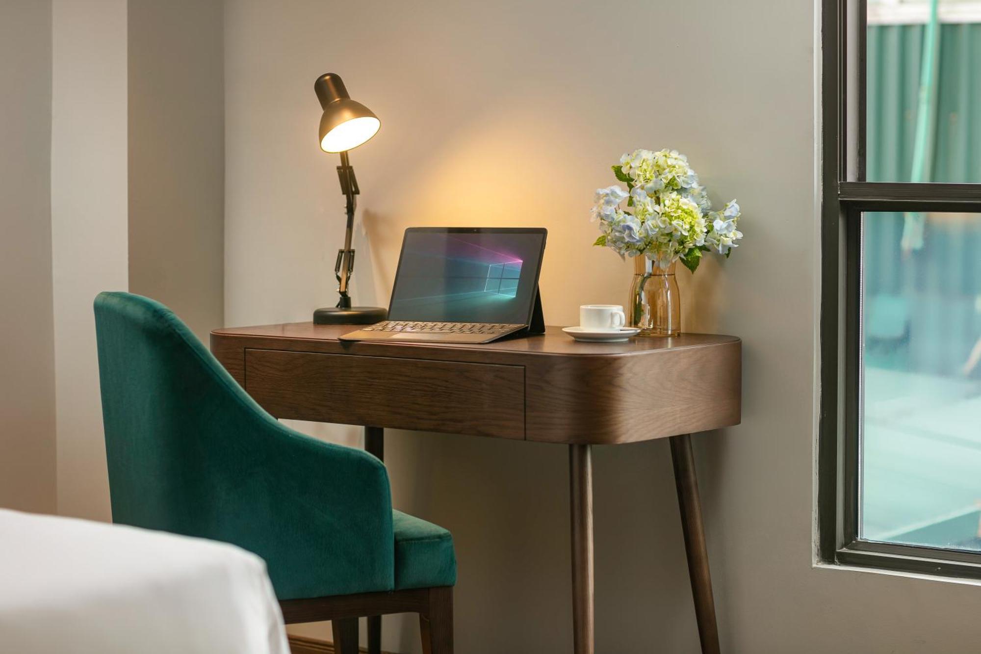 May De Ville Lakeside Hotel Hanói Exterior foto A modern desk with a chair