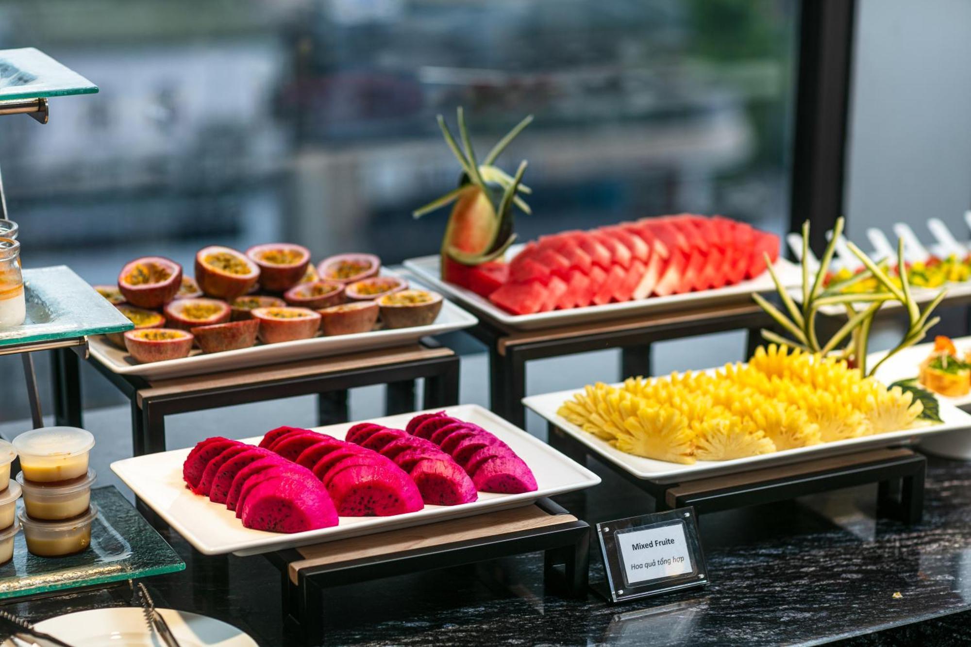 May De Ville Lakeside Hotel Hanói Exterior foto A selection of tropical fruit