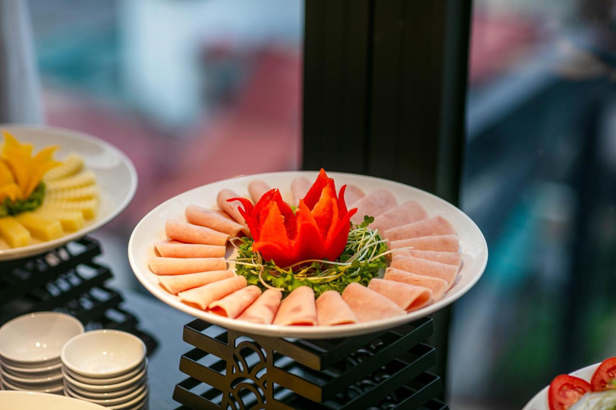 May De Ville Lakeside Hotel Hanói Exterior foto A platter of ham