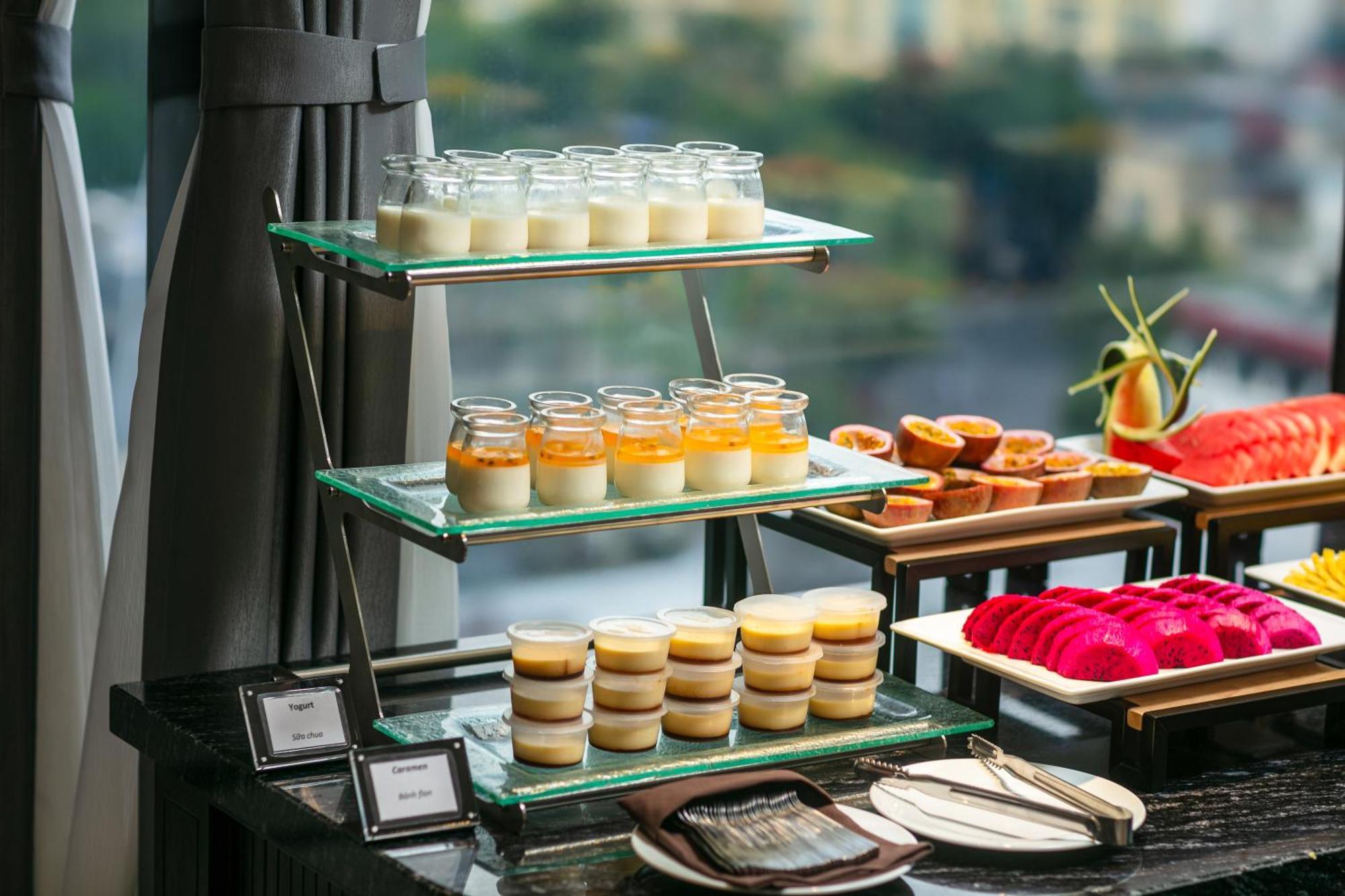 May De Ville Lakeside Hotel Hanói Exterior foto A dessert buffet